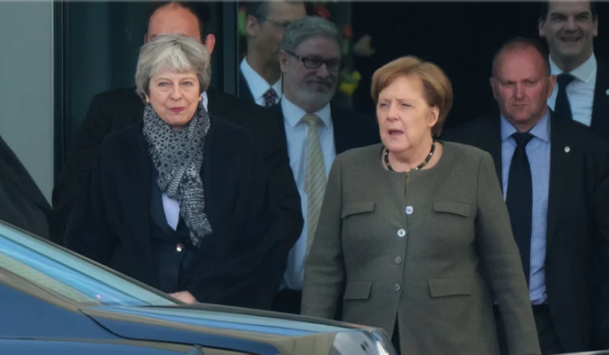 British Prime Minister Theresa May (L) and German Chancellor Angela Merkel 